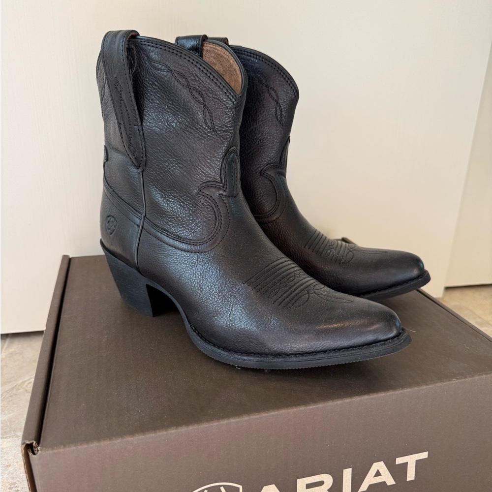 SOLD Ariat Black Western Leather Cowboy Boots